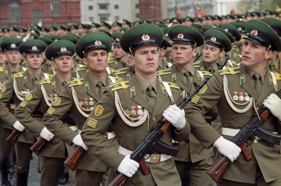 Парад 9 мая 1985 года на Красной площади в Москве в честь 40-й годовщины Победы советского народа в Великой Отечественной войне