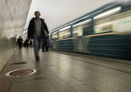 Решивший посмотреть на поезда подросток проник в коллектор метро и умер