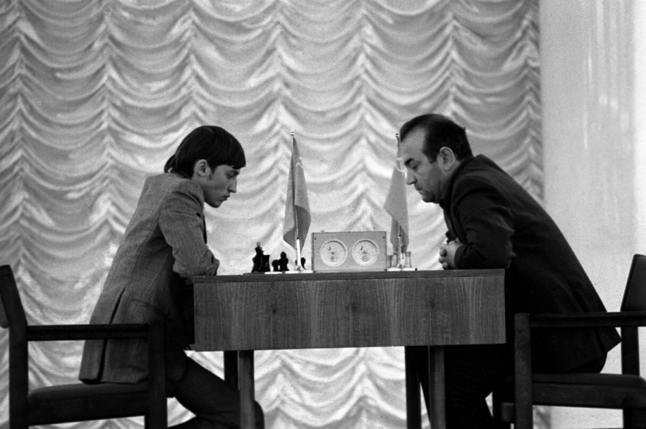 Первенство мира по шахматам 1974 года. Финальный матч претендентов Виктора Корчного и Анатолия Карпова (слева)