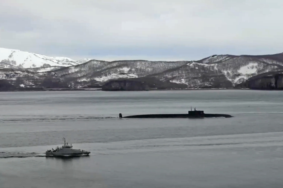 Атомная подводная лодка в районе морского полигона во время учений ВС РФ по подготовке и применению ядерных сил