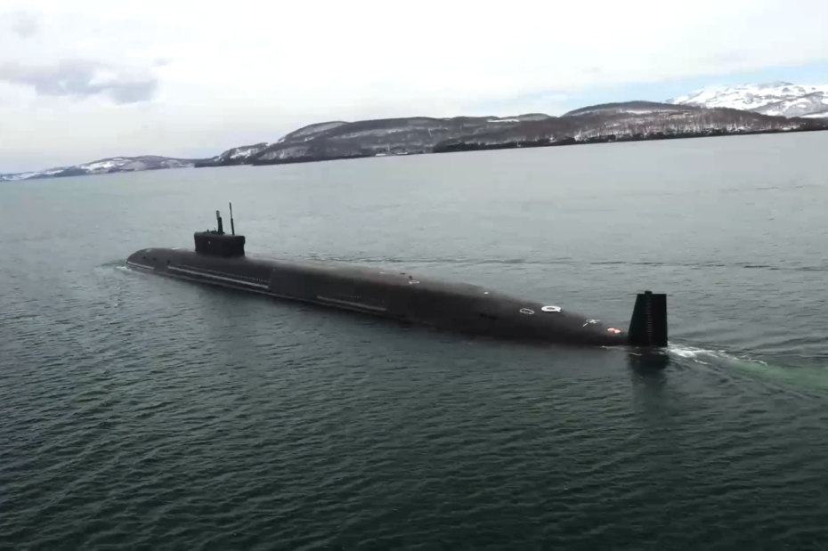 Атомная подводная лодка в районе морского полигона во время учений ВС РФ по подготовке и применению ядерных сил