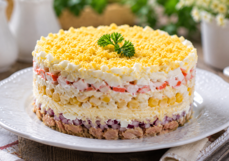 Вкусный салат из баночки горбуши: подойдет и на праздник, и в будний день