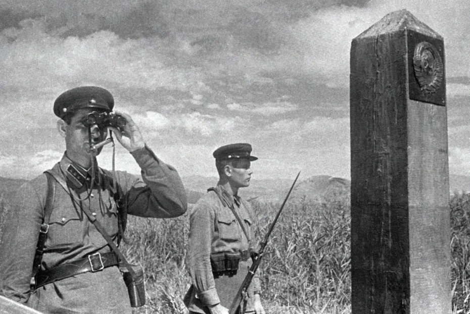 Советские пограничники несут службу на границе с Турцией. 1940 год