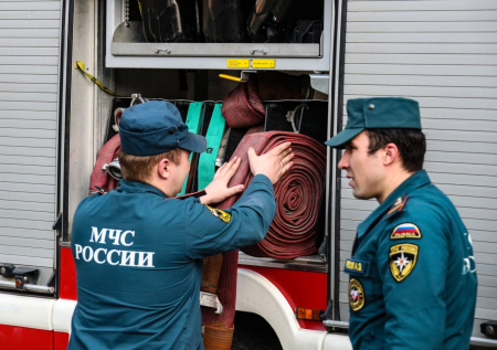 Спасатели возобновили поиски детей после обрушения общежития в ЛНР