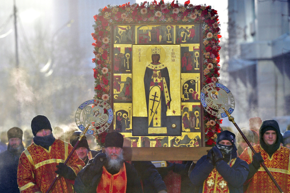 Верующие во время ежегодного крестного хода в честь Дня святой великомученицы Екатерины в Екатеринбурге