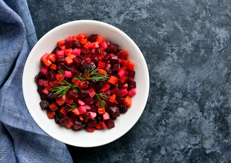 Винегрет как у мамы: 3 проверенных рецепта с горошком, огурцами и капустой