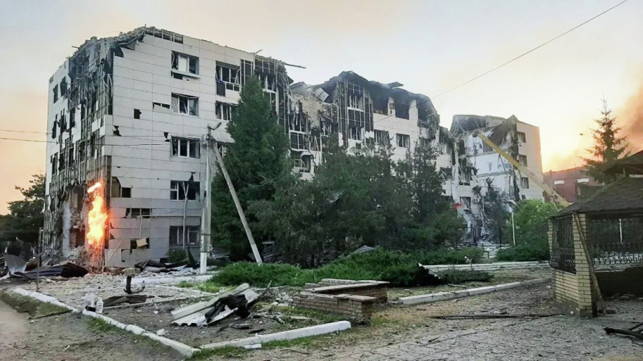 Здание общежития Старобельского колледжа Луганского педагогического университета после комбинированного массированного беспилотного удара со стороны ВСУ