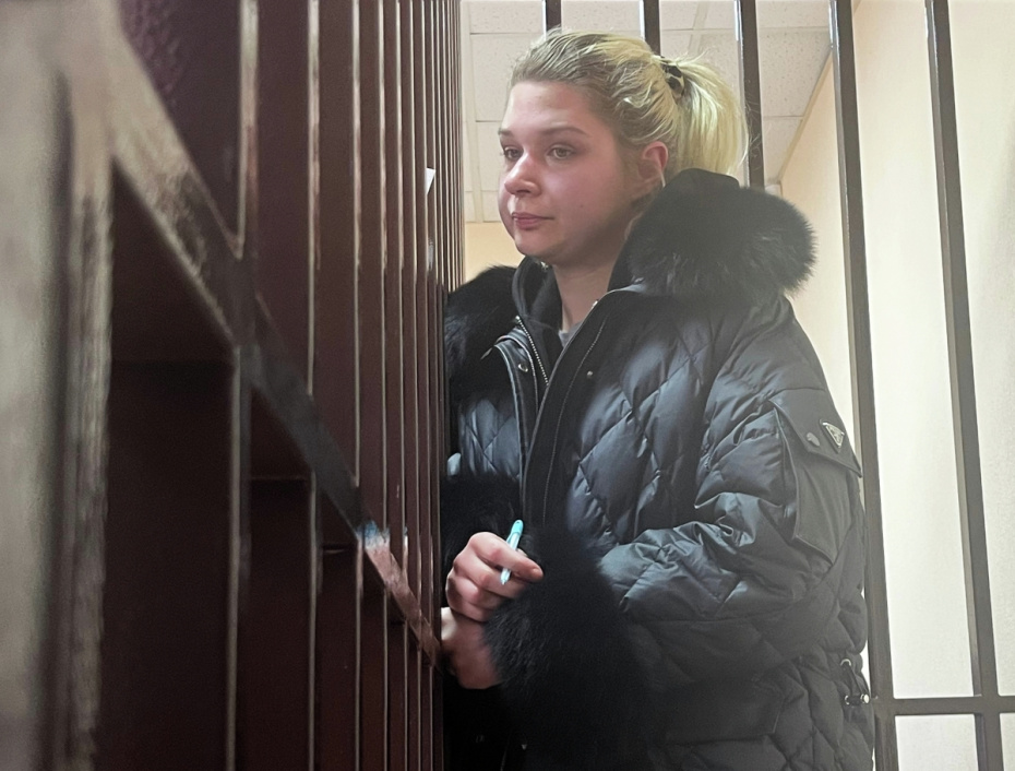 Екатерина Тархова, обвиняемая в причастности к убийству экс-мэра Самары Виктора Тархова и его супруги, перед заседанием в Самарском областном суде