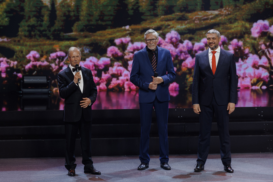 Президент Shkulev Media Holding Виктор Шкулев, актер Александр Михайлов и губернатор Забайкальского края Александр Осипов (слева направо) во время открытия XIII Забайкальского международного кинофестиваля