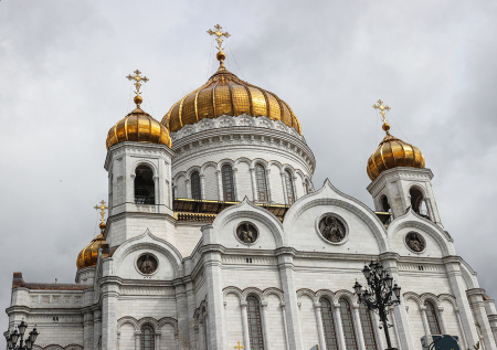 Школьники залезли на главный купол храма Христа Спасителя