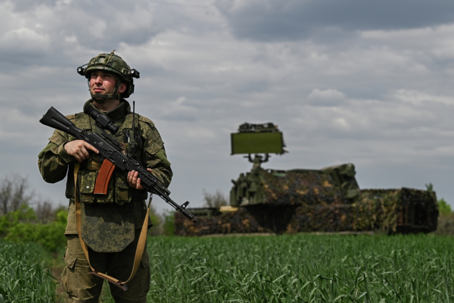 Военнослужащий расчета зенитного ракетного комплекса «Тор-М2» 1117-го зенитного ракетного полка 1-й танковой армии группировки войск «Запад»