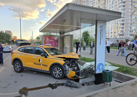 В Москве машина выехала на троутар у остановки и сбила человека