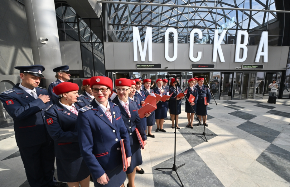 Работники Ленинградского вокзала в Москве на церемонии открытия после масштабной реконструкции
