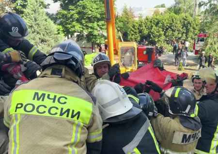 «Не давали работать»: пожарный рассказал о спасении детей после удара ВСУ