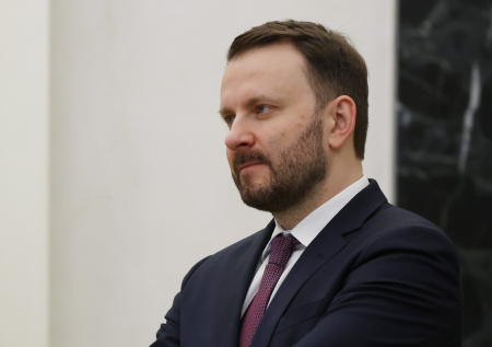«Обвешался»: Орешкин в шутку упрекнул Зарубина из-за американской техники
