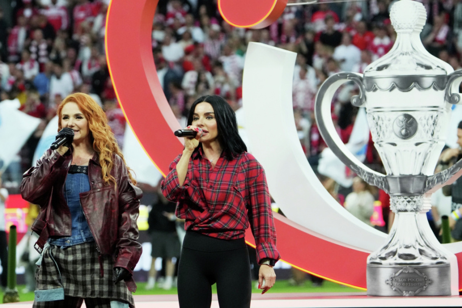 Солистки группы t.A.T.u. («Тату») Лена Катина и Юлия Волкова выступают на церемонии награждения после окончания матча суперфинала Кубка России по футболу в Москве