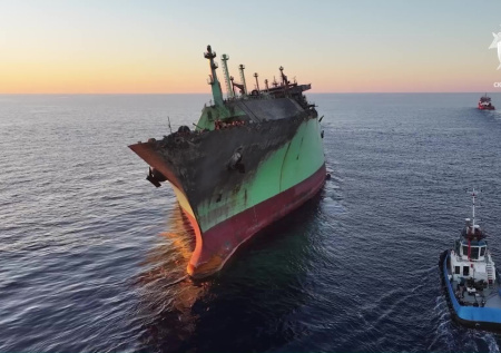 Появились кадры атакованного в Средиземном море газовоза «Арктик Метагаз»