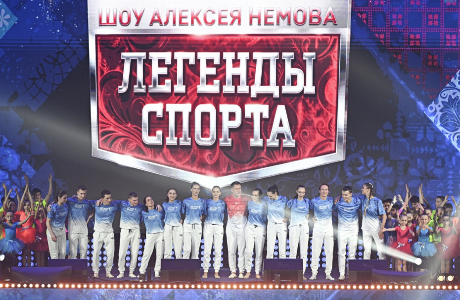 Алексей Немов (в центре) в театрализованном спортивногимнастическом шоу «Легенды спорта. Наследие»