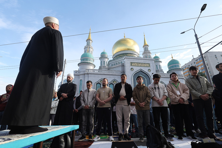 Имам Московской соборной мечети Марат-хазрат Аршабаев на празднике Курбан-байрам у Московской соборной мечети