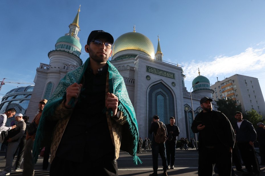 Верующие на празднике Курбан-байрам у Московской соборной мечети
