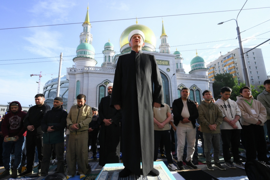 Имам Московской соборной мечети Марат-хазрат Аршабаев на празднике Курбан-байрам у Московской соборной мечети