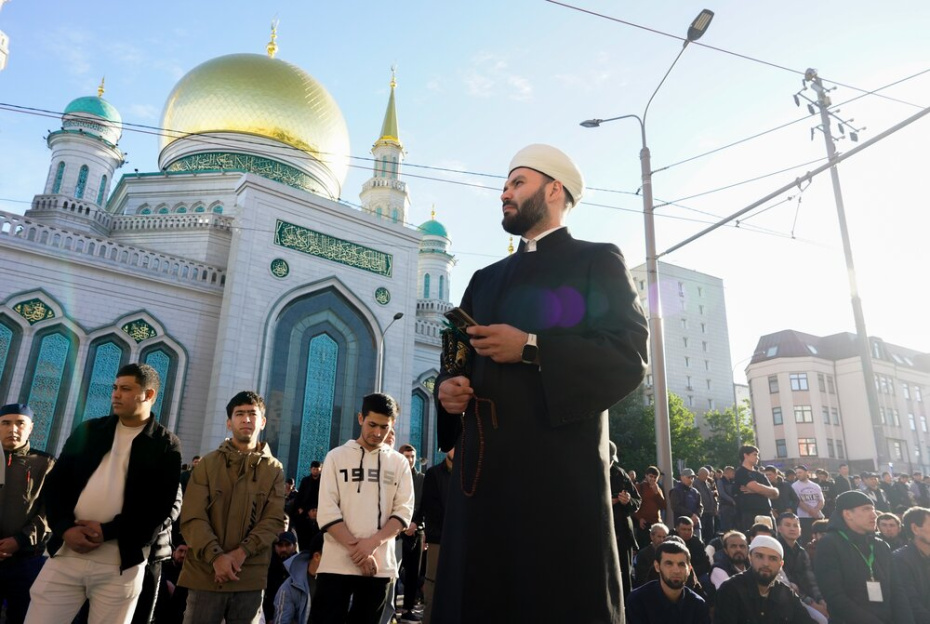 Верующие на празднике Курбан-байрам у Московской соборной мечети