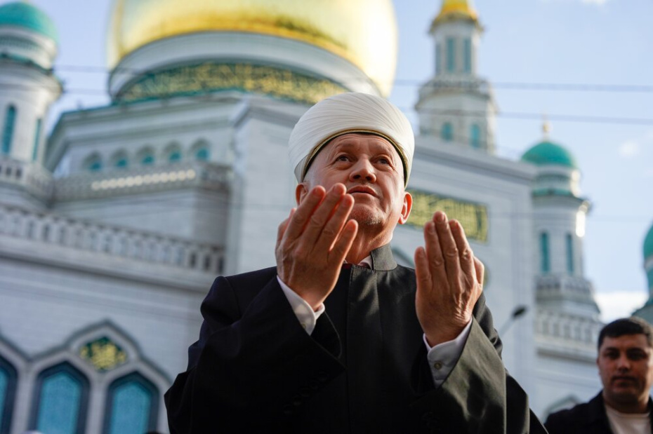 Имам Московской соборной мечети Марат-хазрат Аршабаев на празднике Курбан-байрам у Московской соборной мечети