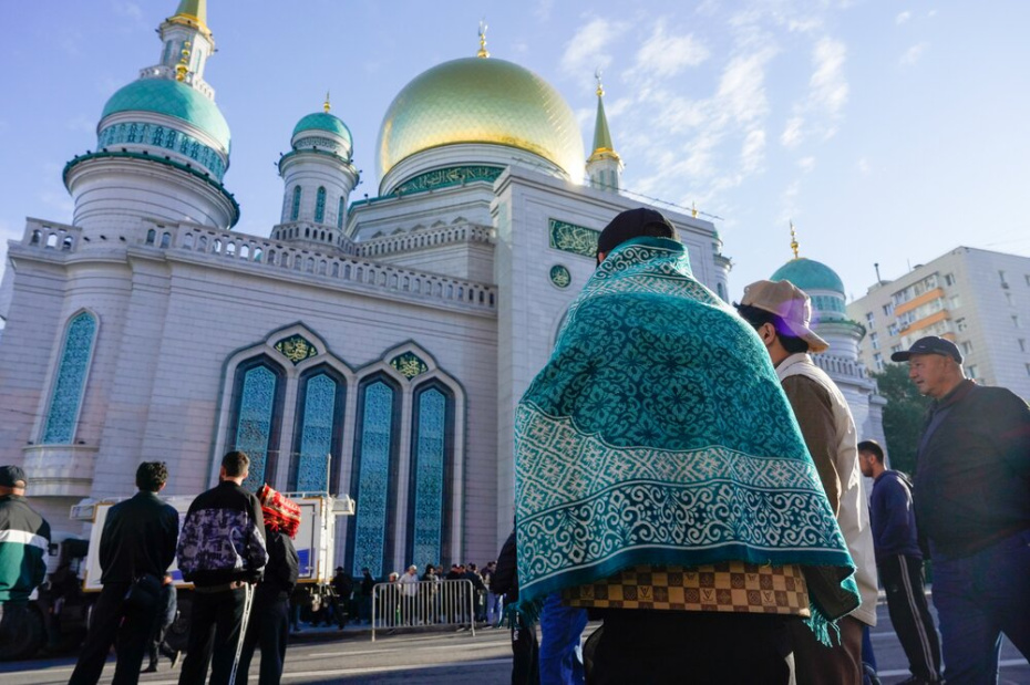 Верующие на празднике Курбан-байрам у Московской соборной мечети
