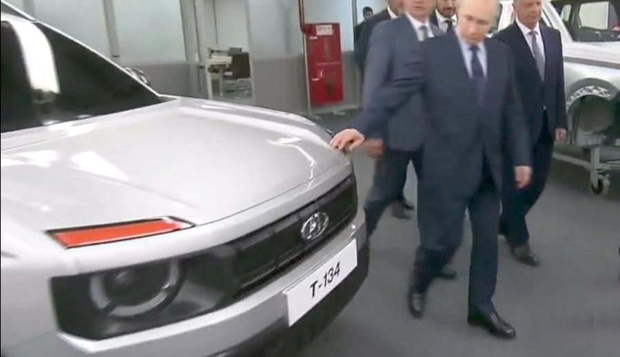 Владимир Путин у автомобиля  T-134