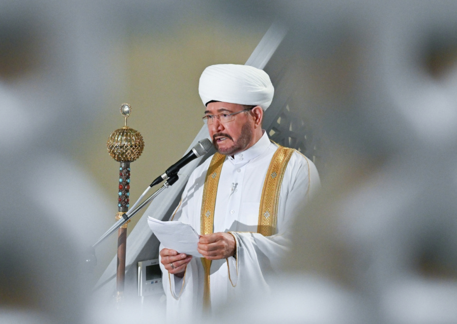 Председатель Совета муфтиев России, председатель Духовного управления мусульман европейской части России муфтий шейх Равиль Гайнутдин на празднике Курбан-байрам в Московской соборной мечети