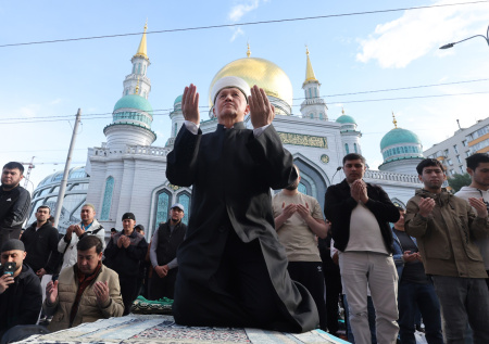 Молились 200 тысяч человек: яркие кадры с празднования Курбан-Байрама