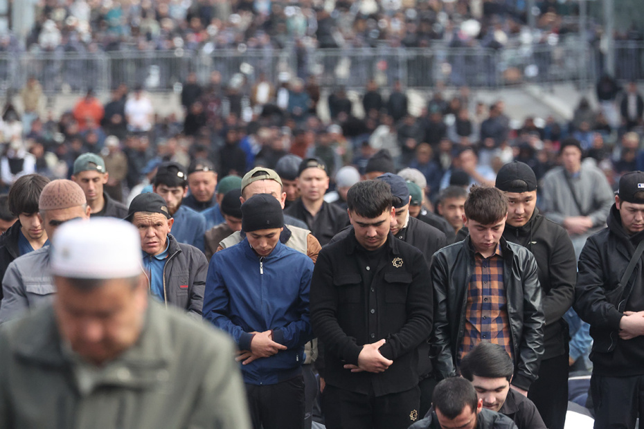 Верующие на празднике Курбан-байрам у Московской соборной мечети