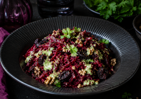 Пеку свеклу и собираю салат «Касабланка» — вкус просто обалдеть, а пользы в нем целый вагон