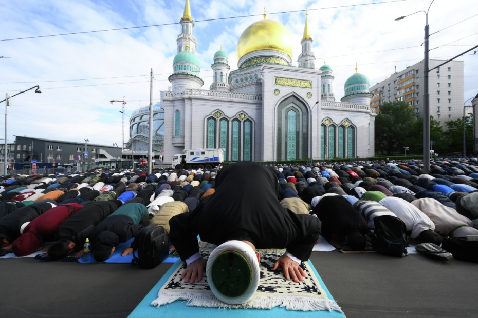 Верующие на празднике Курбан-байрам у Московской соборной мечети