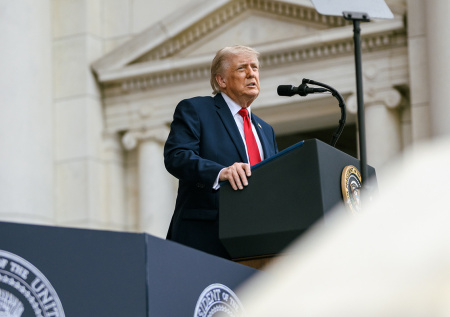 Минюст США начал расследование против обвинившей Трампа писательницы