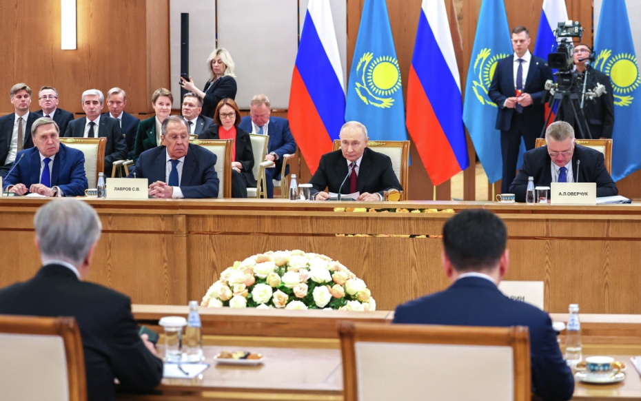Президент РФ Владимир Путин во время российско-казахстанских переговоров во Дворце Независимости в Астане. Слева направо на первом плане: помощник президента РФ Юрий Ушаков, министр иностранных дел РФ Сергей Лавров и заместитель председателя правительства РФ Алексей Оверчук