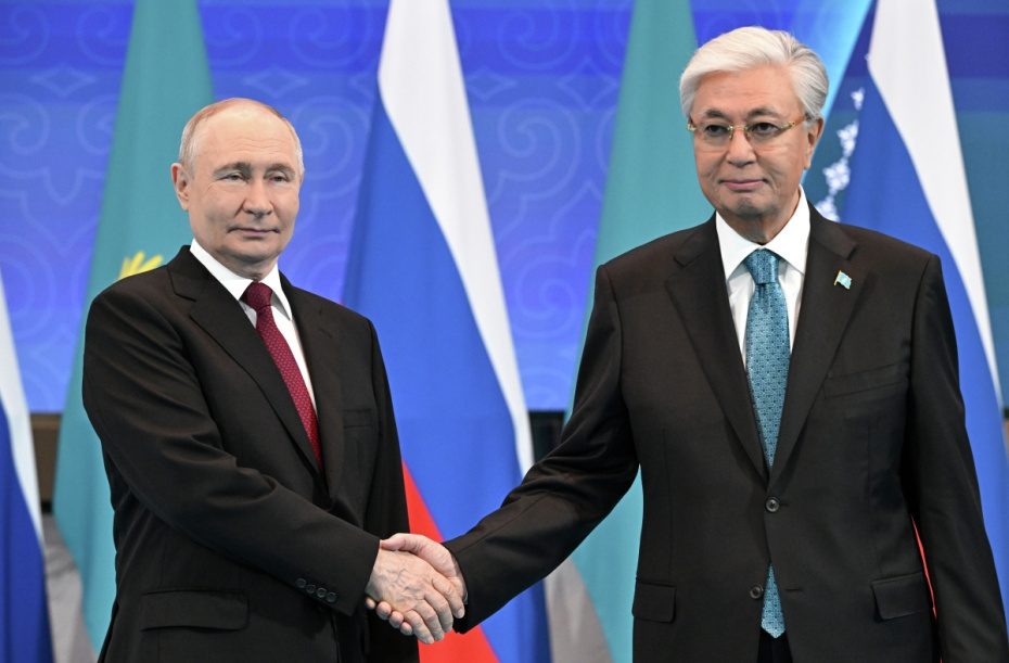 Президент РФ Владимир Путин и президент Казахстана Касым-Жомарт Токаев на церемонии совместного фотографирования в рамках встречи во Дворце Независимости в Астане