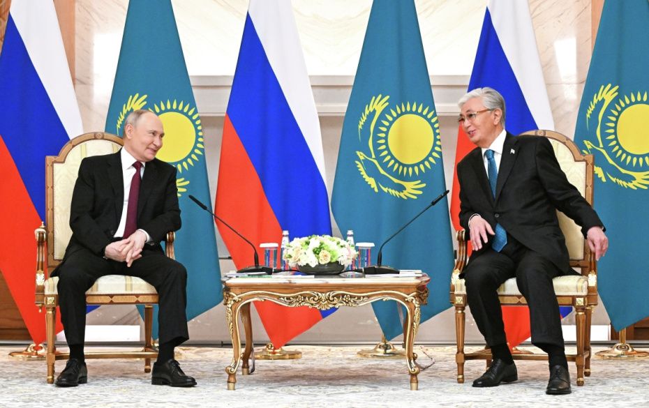 Президент РФ Владимир Путин и президент Казахстана Касым-Жомарт Токаев во время беседы во Дворце Независимости в Астане