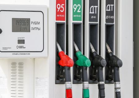 В МЧС ответили на слухи о запрете на мобильные телефоны на АЗС