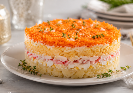Интересный салат с крабовыми палочками и сырой морковью: готовим «Бархат» — нежный, слоеный и из простых продуктов