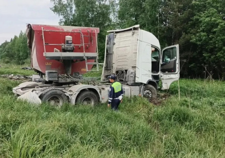 Четыре человека стали жертвами ДТП с грузовиком на Урале