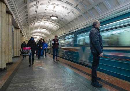 Мужчина упал под поезд на оранжевой ветке московского метро