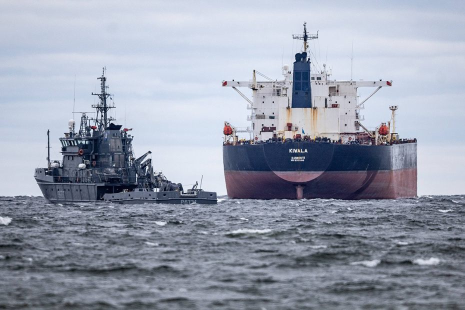 Патрульный катер «Курвиц» ВМФ Эстонии сопровождает нефтяной танкер «Кивала»