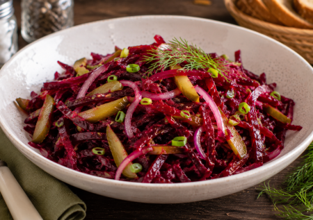 Салат «Заводской» готовили в каждой столовой: хит из свеклы — вкусно, дешево и очень сытно