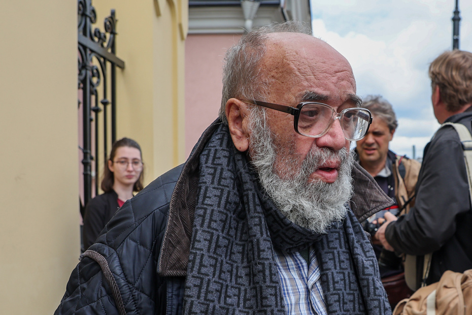 Евгений Попов на церемонии прощания с вдовой поэта Андрея Вознесенского Зоей Богуславской