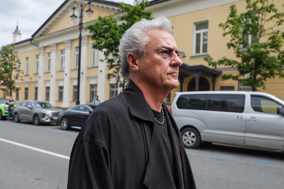 Олег Меньшиков на церемонии прощания с вдовой поэта Андрея Вознесенского Зоей Богуславской