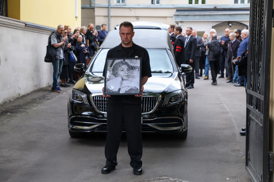 Церемония прощания с вдовой поэта Андрея Вознесенского Зоей Богуславской