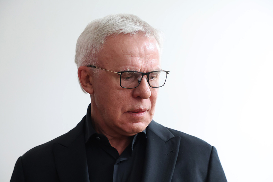 Вячеслав Фетисов на церемонии прощания с вдовой поэта Андрея Вознесенского Зоей Богуславской