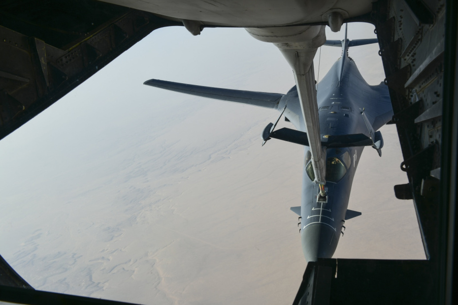 Бомбардировщик B-1 ВВС США с ракетой JASSM-ER