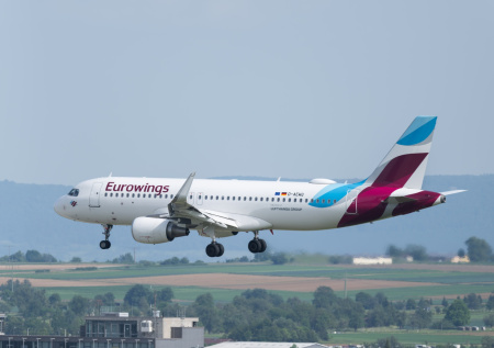 Стюардесса подлетела к потолку на рейсе Eurowings